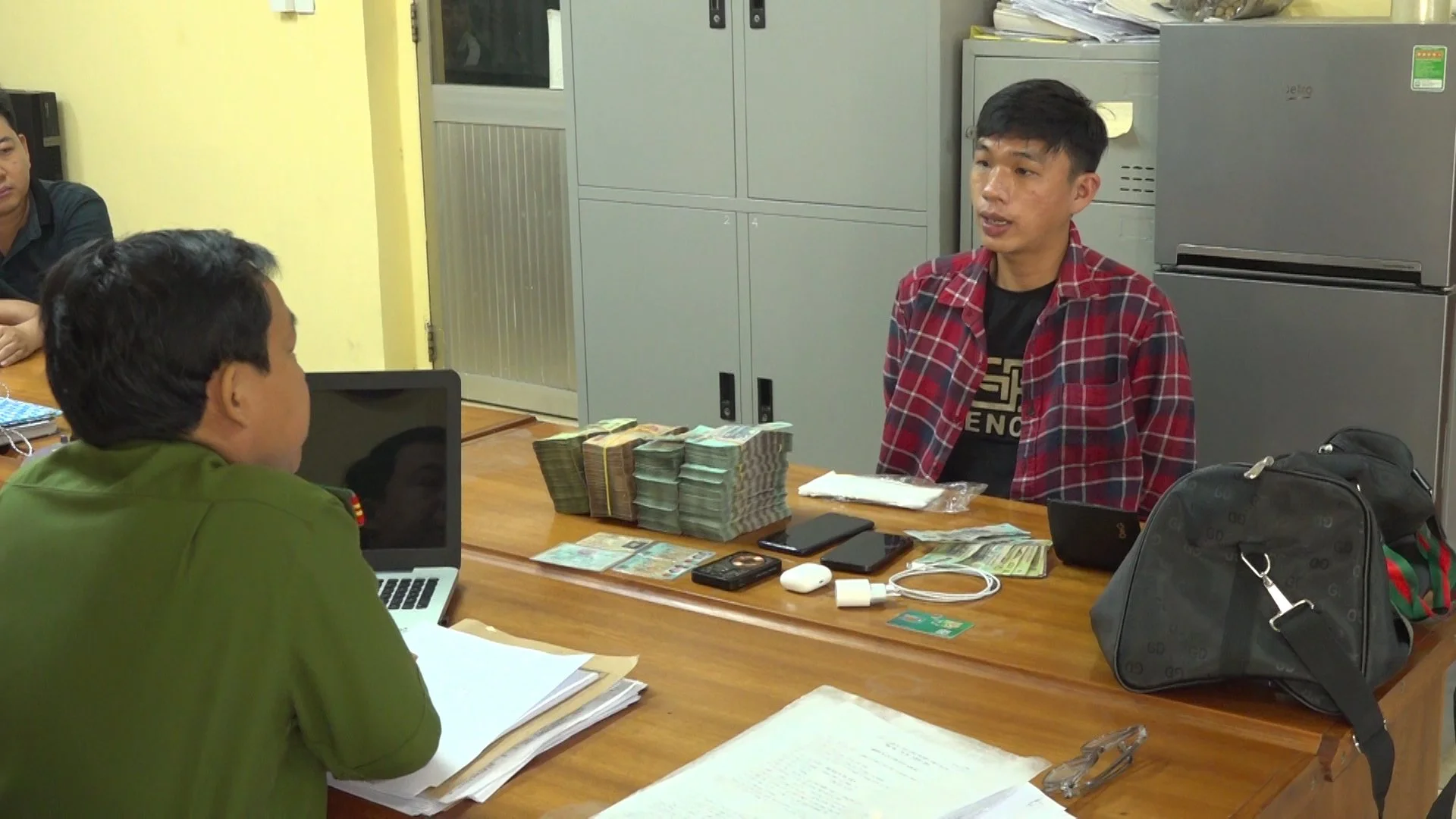 Băng nhóm cướp gần 4 tỷ đồng ở ngân hàng Sacombank sa lưới - Ảnh 1. Băng nhóm cướp gần 4 tỷ đồng ở ngân hàng Sacombank sa lưới - Ảnh 1.