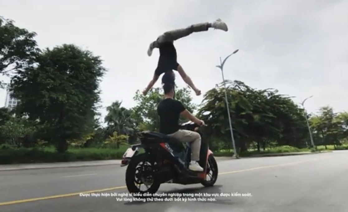 Công an TP Thủ Đức, Sở Văn hoá và Thể thao xác minh clip nghệ sĩ diễn xiếc trên xe máy - Ảnh 1. Công an TP Thủ Đức, Sở Văn hoá và Thể thao xác minh clip nghệ sĩ diễn xiếc trên xe máy - Ảnh 1.