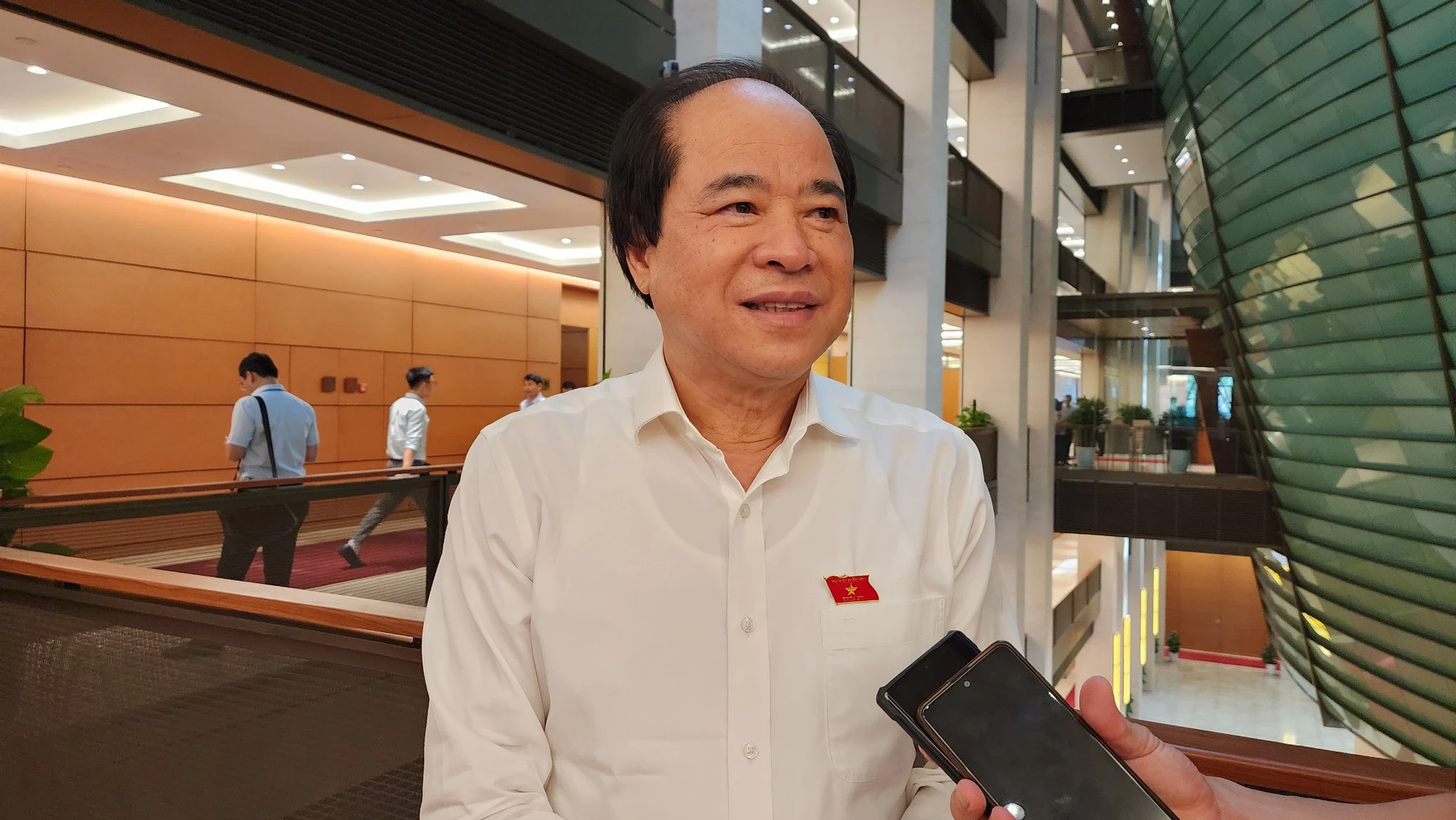 ĐBQH rớm nước mắt khi biết nạn nhân vụ cháy chung cư chưa được tiền hỗ trợ - Ảnh 2. ĐBQH rớm nước mắt khi biết nạn nhân vụ cháy chung cư chưa được tiền hỗ trợ - Ảnh 2.