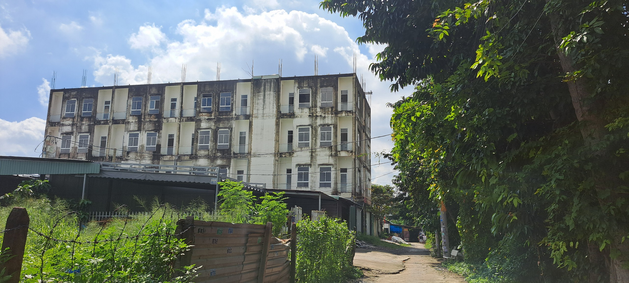 TP HCM: Nhiều chung cư mini bỏ hoang vì xây trái phép, xử lý thế nào? - Ảnh 1.