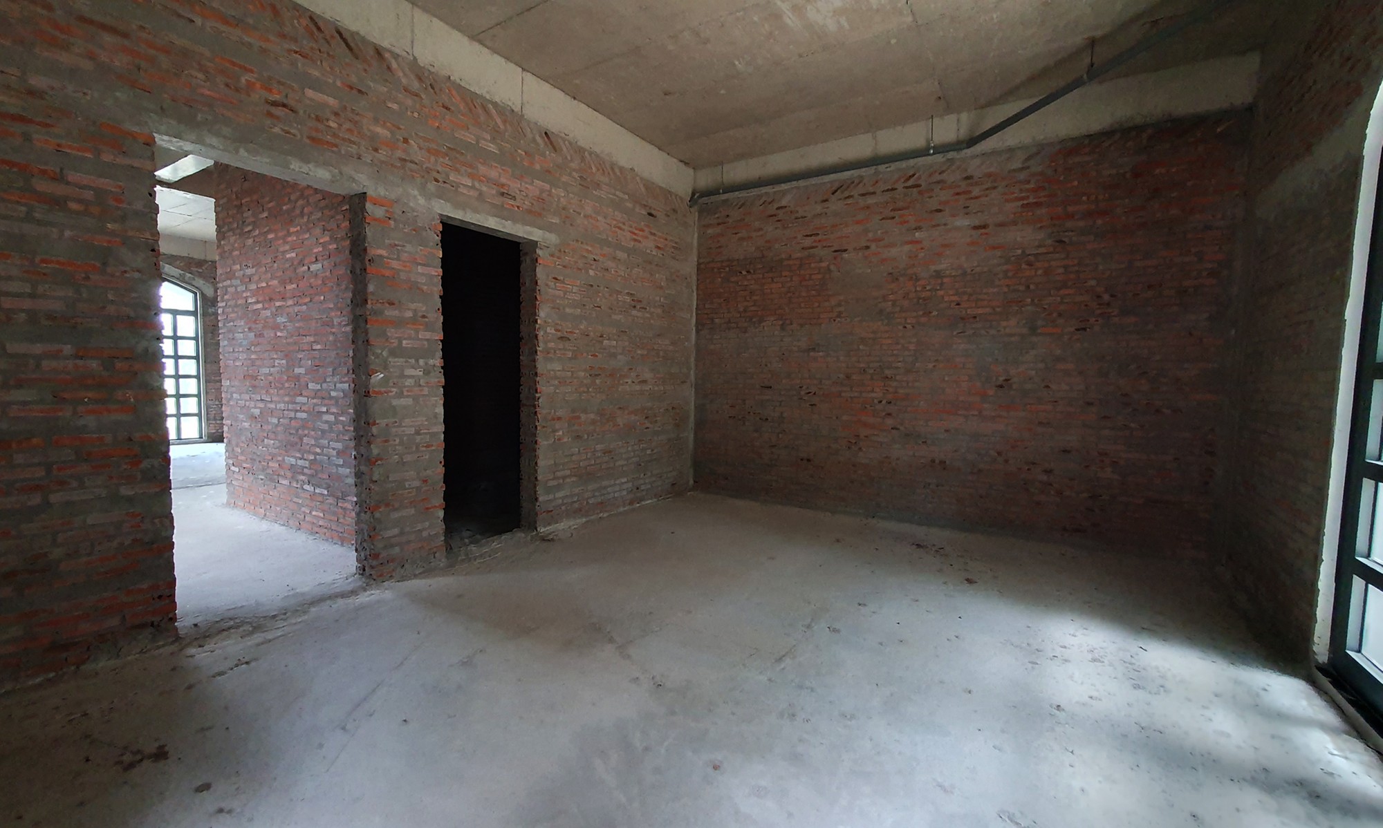 Bên trong 1 căn biệt thự hướng thẳng ra biển chưa hoàn thiện bị bỏ hoang nhiều năm bốc mùi rất khó chịu. Ảnh: QUỐC BÌNH ảnh 1 Bên trong 1 căn biệt thự hướng thẳng ra biển chưa hoàn thiện bị bỏ hoang nhiều năm bốc mùi rất khó chịu. Ảnh: QUỐC BÌNH ảnh 1