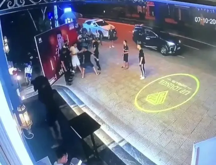 c273abe169ac80f2d9bd Hình ảnh anh G bị Lê Văn Bình cầm dao đâm liên tiếp vào người dẫn tới tử vong (Ảnh cắt từ clip).