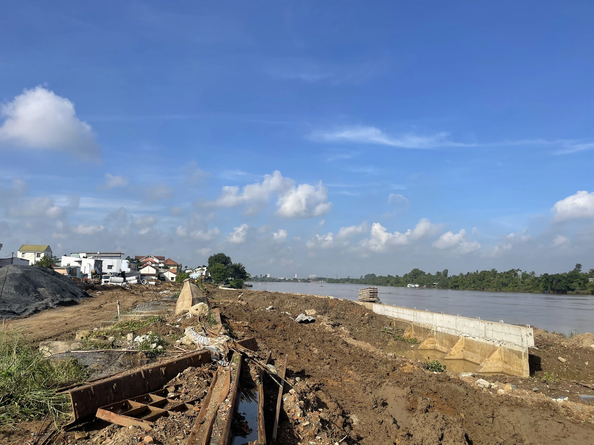 Người dân nhường đất làm đường ven sông Đồng Nai vẫn mỏi mòn chờ tái định cư - Ảnh 1. Người dân nhường đất làm đường ven sông Đồng Nai vẫn mỏi mòn chờ tái định cư - Ảnh 1.