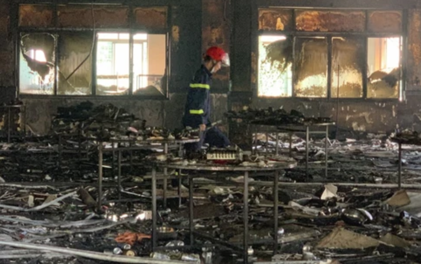 Cháy hội trường tiệc cưới cô dâu chú rể cùng 500 khách mời kéo chạy thoát thân - Ảnh 1.