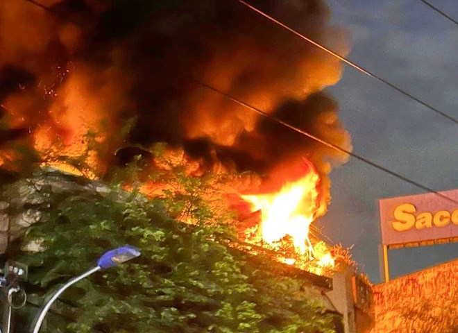 Cháy nhà 4 tầng ở TPHCM, 4 người may mắn thoát nạn