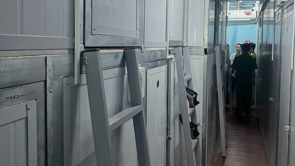 Nhà 4 tầng có 125 "hộp ngủ" tại Bình Thạnh sẽ bị đình chỉ hoạt động - Ảnh 1. Nhà 4 tầng có 125 "hộp ngủ" tại Bình Thạnh sẽ bị đình chỉ hoạt động - Ảnh 1.