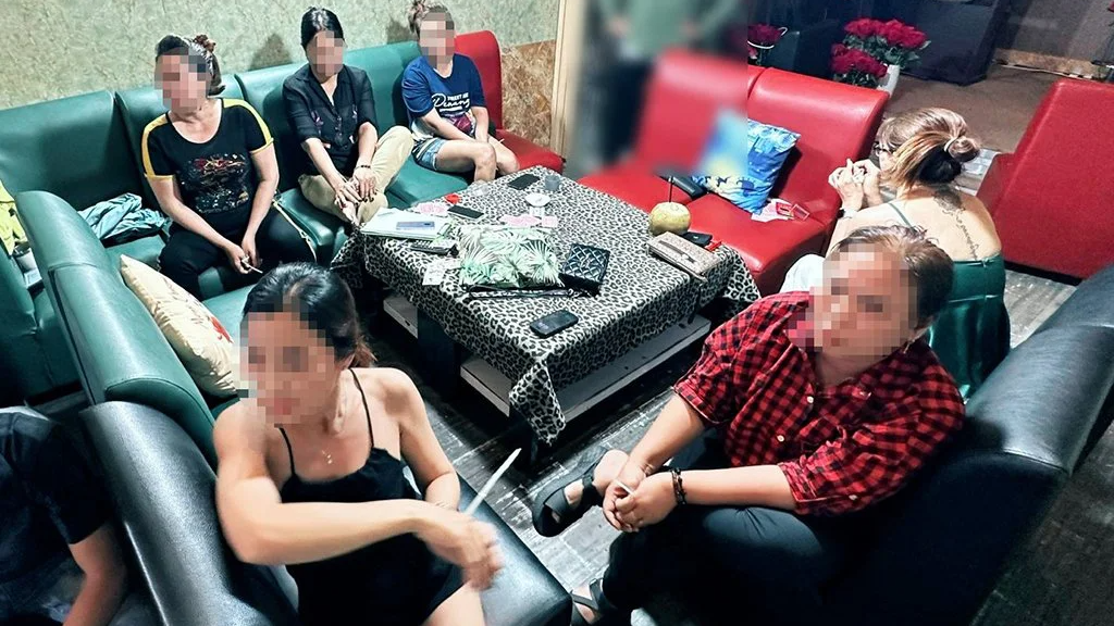 Triệt phá sới bạc binh xập xám núp bóng phòng trà hát cho nhau nghe - Ảnh 1. Triệt phá sới bạc binh xập xám núp bóng phòng trà hát cho nhau nghe - Ảnh 1.