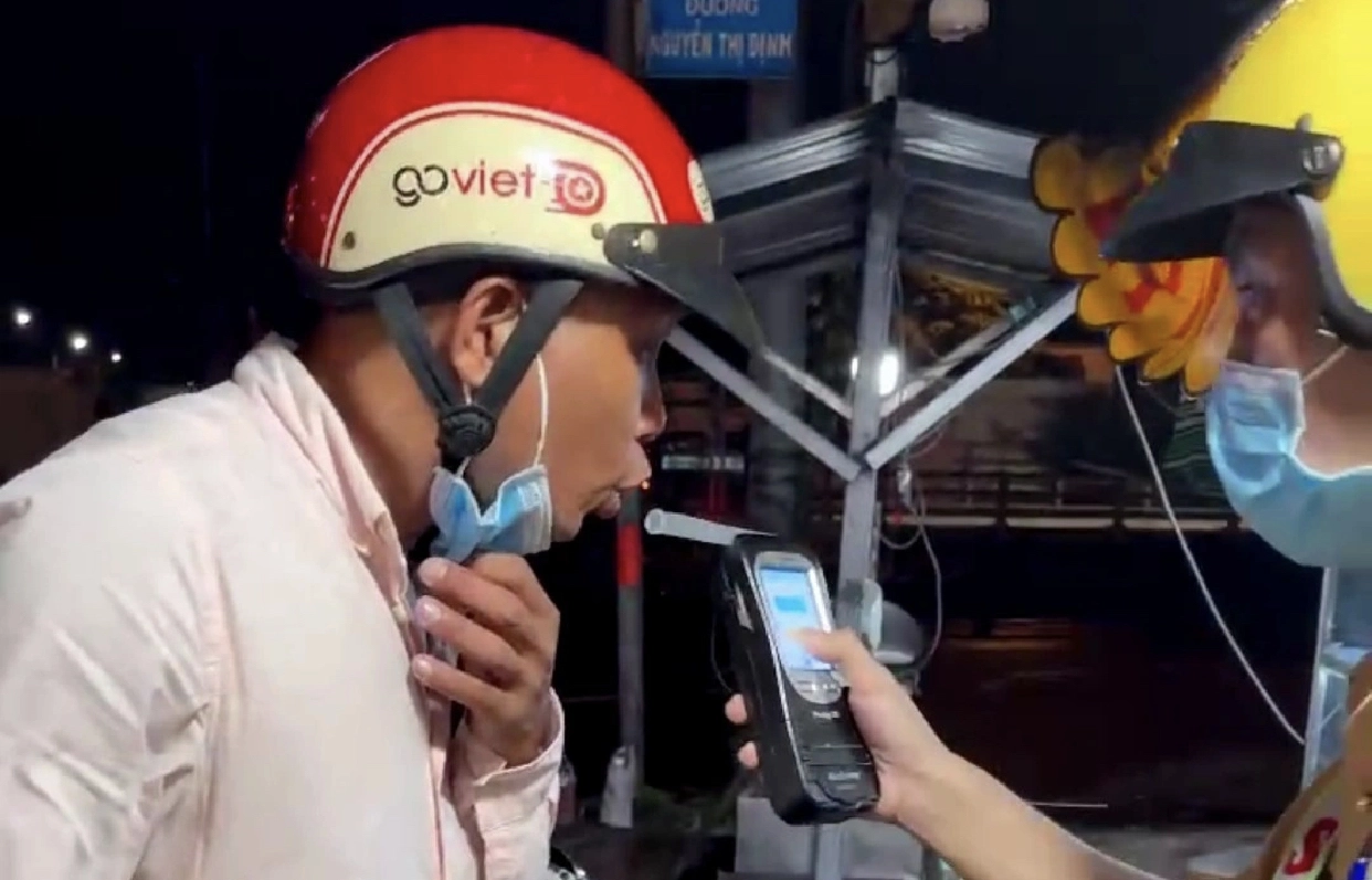 Đối tượng ném đá vào đầu Đại uý CSGT Cát Lái ra đầu thú - Ảnh 1. Đối tượng ném đá vào đầu Đại uý CSGT Cát Lái ra đầu thú - Ảnh 1.