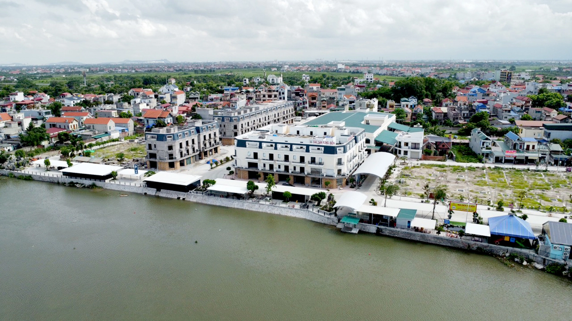 Hải Dương: Kỳ lạ chợ dân sinh thành khu biệt thự trái phép - Ảnh 1. Hải Dương: Kỳ lạ chợ dân sinh thành khu biệt thự trái phép - Ảnh 1.