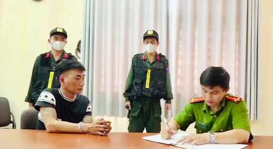 Công an lấy lời khai của Châu Phát Ti, đối tượng cầm đầu băng nhóm tội phạm thu tiền “bảo kê” ở chợ đầu mối Bình Điền ảnh 1 Công an lấy lời khai của Châu Phát Ti, đối tượng cầm đầu băng nhóm tội phạm thu tiền “bảo kê” ở chợ đầu mối Bình Điền ảnh 1