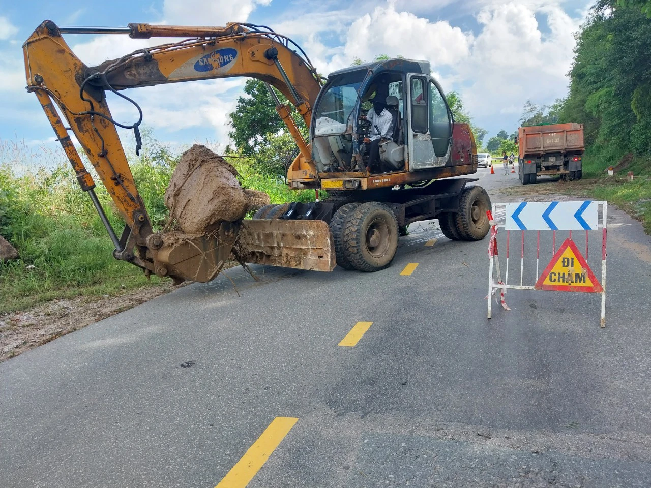 Gấp rút khắc phục sạt lở đèo Ngoạn Mục qua Ninh Thuận - Ảnh 1.