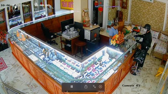 Đối tượng tại hiện trường gây án. Ảnh cắt từ clip ảnh 1 Đối tượng tại hiện trường gây án. Ảnh cắt từ clip ảnh 1