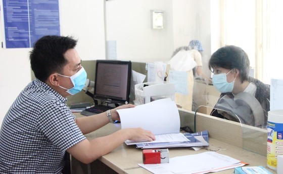 Cán bộ tiếp nhận hồ sơ doanh nghiệp ở Sở KH-ĐT TPHCM (ảnh minh họa). Ảnh: MAI HOA ảnh 1