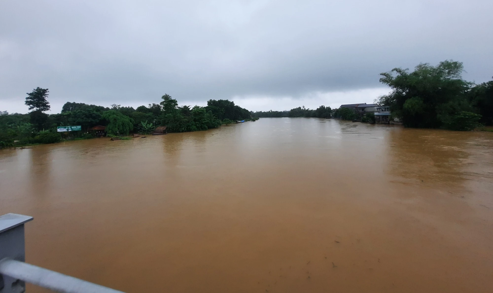 Tàu cá Quảng Bình đứt neo, trôi dạt tại vùng biển Quảng Trị - Ảnh 1.