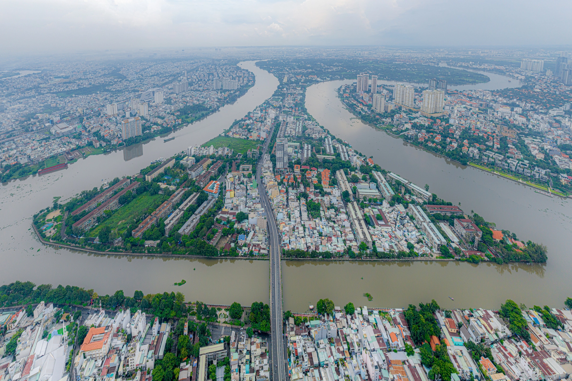 Cận cảnh bán đảo ở TP.HCM có duy nhất một tuyến đường kết nối - Ảnh 1.