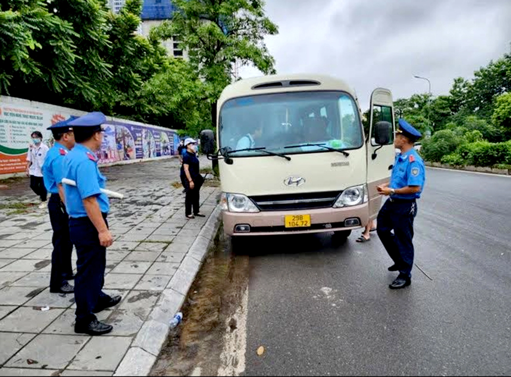 Hà Nội xóa sổ nhiều điểm nóng bến cóc, xe dù - Ảnh 1.