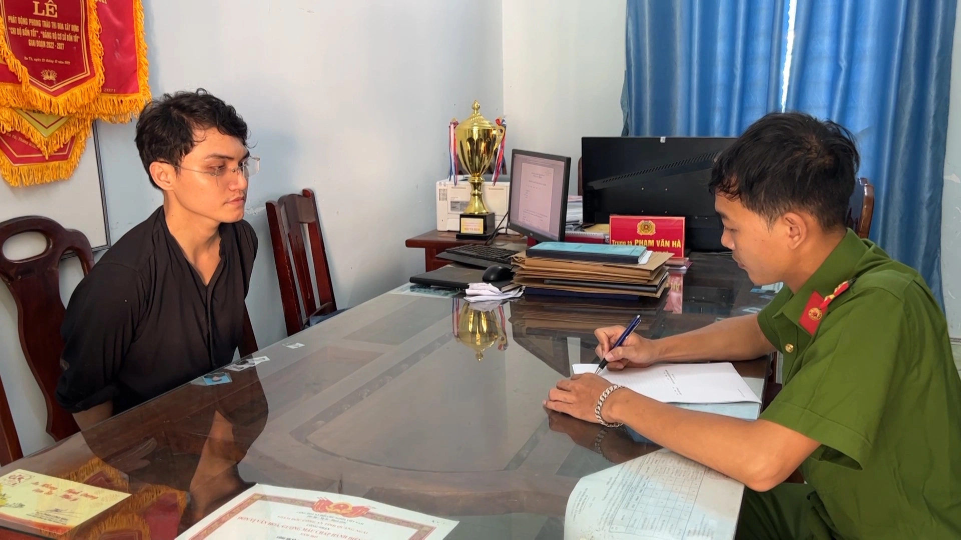 Khởi tố vụ án, khởi tố bị can vụ nổ súng làm hai nữ lao công trọng thương - Ảnh 1. Khởi tố vụ án, khởi tố bị can vụ nổ súng làm hai nữ lao công trọng thương - Ảnh 1.