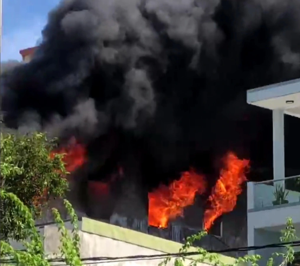 Cận cảnh hiện trường vụ cháy lớn giữa trung tâm TP Quảng Ngãi - Ảnh 1.