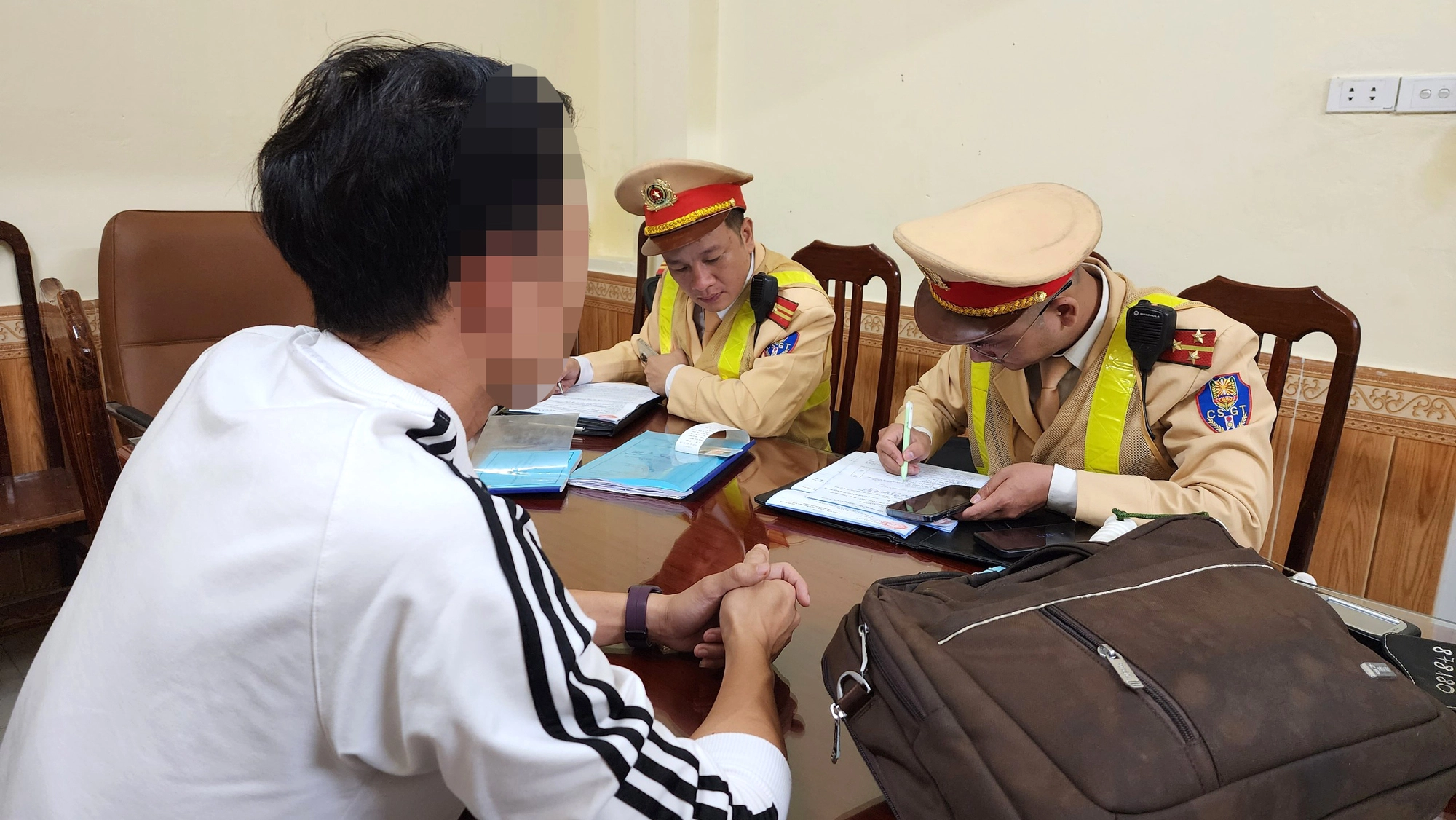 Vi phạm nồng độ cồn, xưng là vận động viên quốc gia xin phạt nhẹ - Ảnh 11.