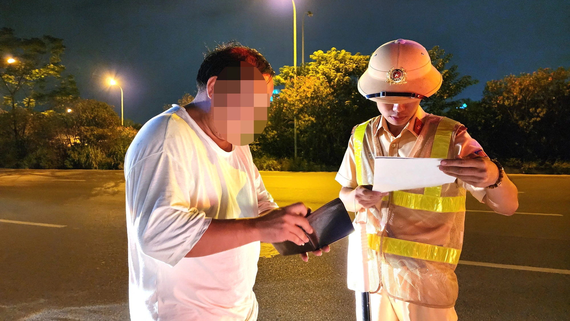 CSGT có được kiểm tra ví, cốp xe người lái xe? - Ảnh 1. CSGT có được kiểm tra ví, cốp xe người lái xe? - Ảnh 1.