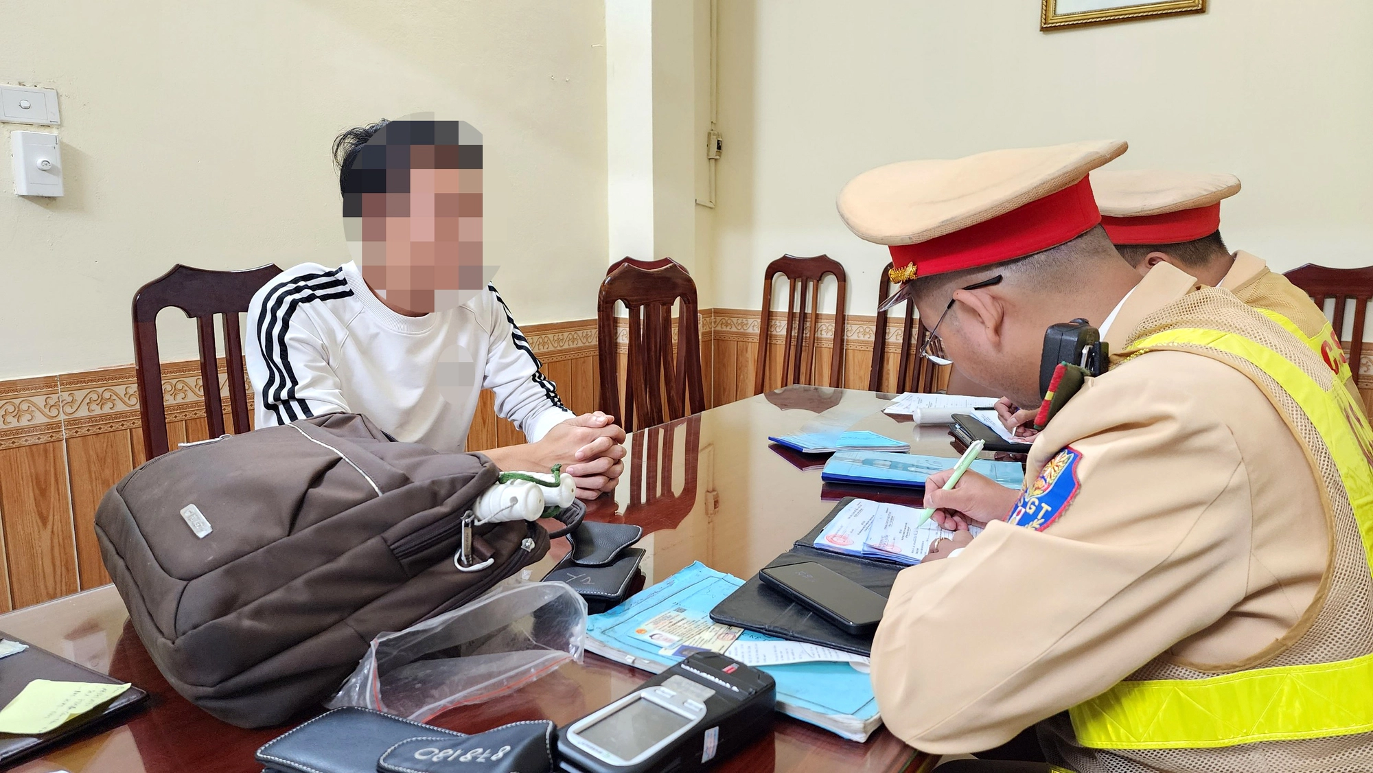 Vi phạm nồng độ cồn, xưng là vận động viên quốc gia xin phạt nhẹ - Ảnh 9.