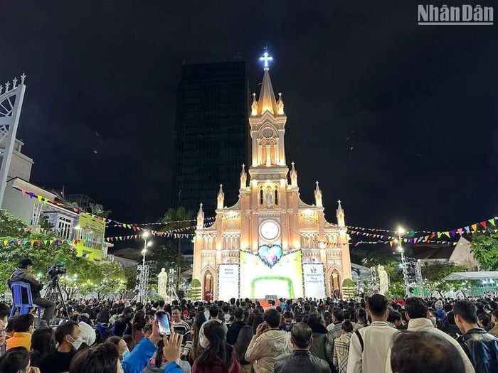[Ảnh] Đà Nẵng: Người dân, du khách tận hưởng đêm Giáng sinh an lành