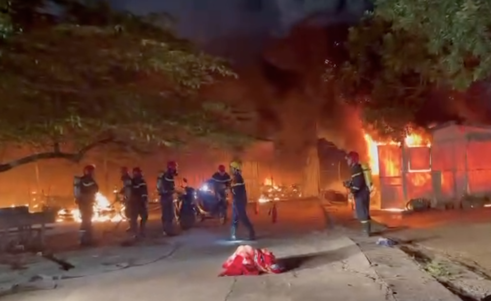 Vụ hoả hoạn thiêu rụi hàng trăm xe của sinh viên sẽ được xử lý như thế nào? - Ảnh 4. Vụ hoả hoạn thiêu rụi hàng trăm xe của sinh viên sẽ được xử lý như thế nào? - Ảnh 4.