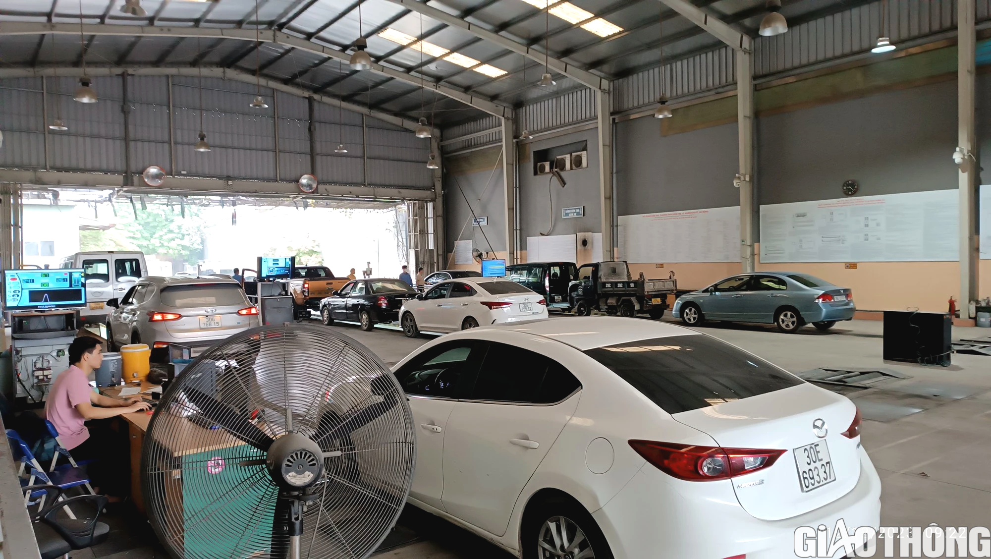 Nghiêm cấm trung tâm đăng kiểm tự ý đưa ra yêu cầu gây khó khăn cho người dân - Ảnh 1.