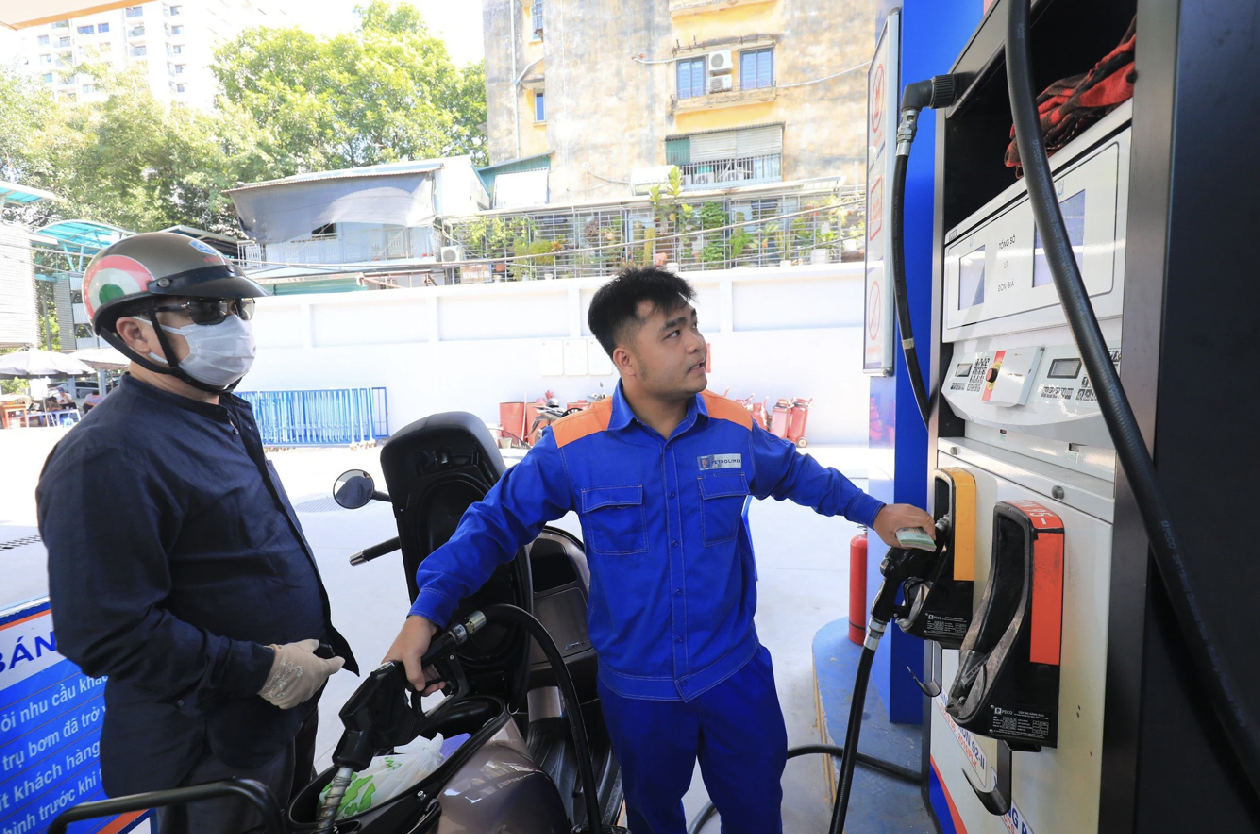 Thủ tướng: Xử lý nghiêm nếu cố tình không dùng hóa đơn điện tử trong kinh doanh xăng dầu - Ảnh 1.