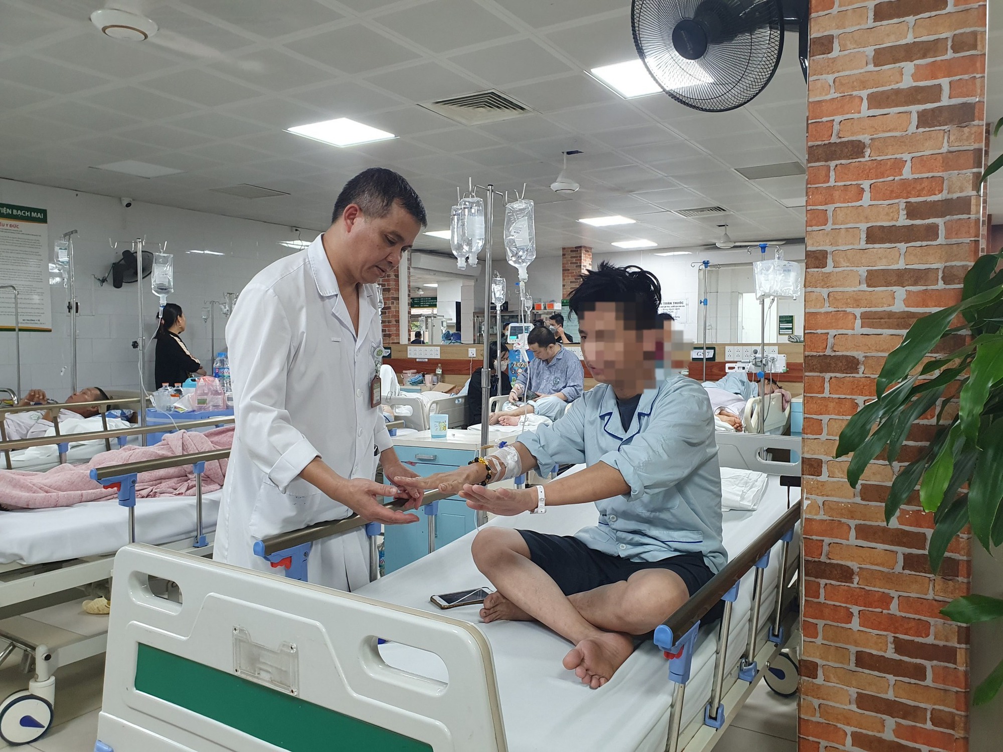 Nhiều thanh niên ngộ độc nặng vì thuốc lá điện tử - Ảnh 1.