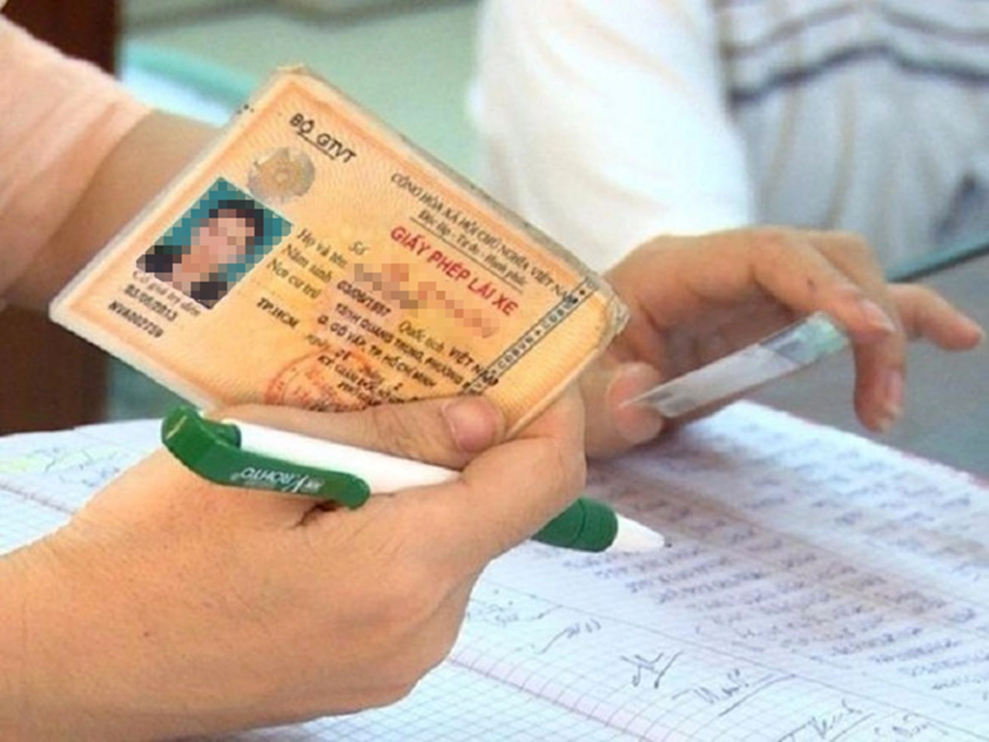 Bị tước bằng vẫn lái xe, xử phạt thế nào? - Ảnh 1.