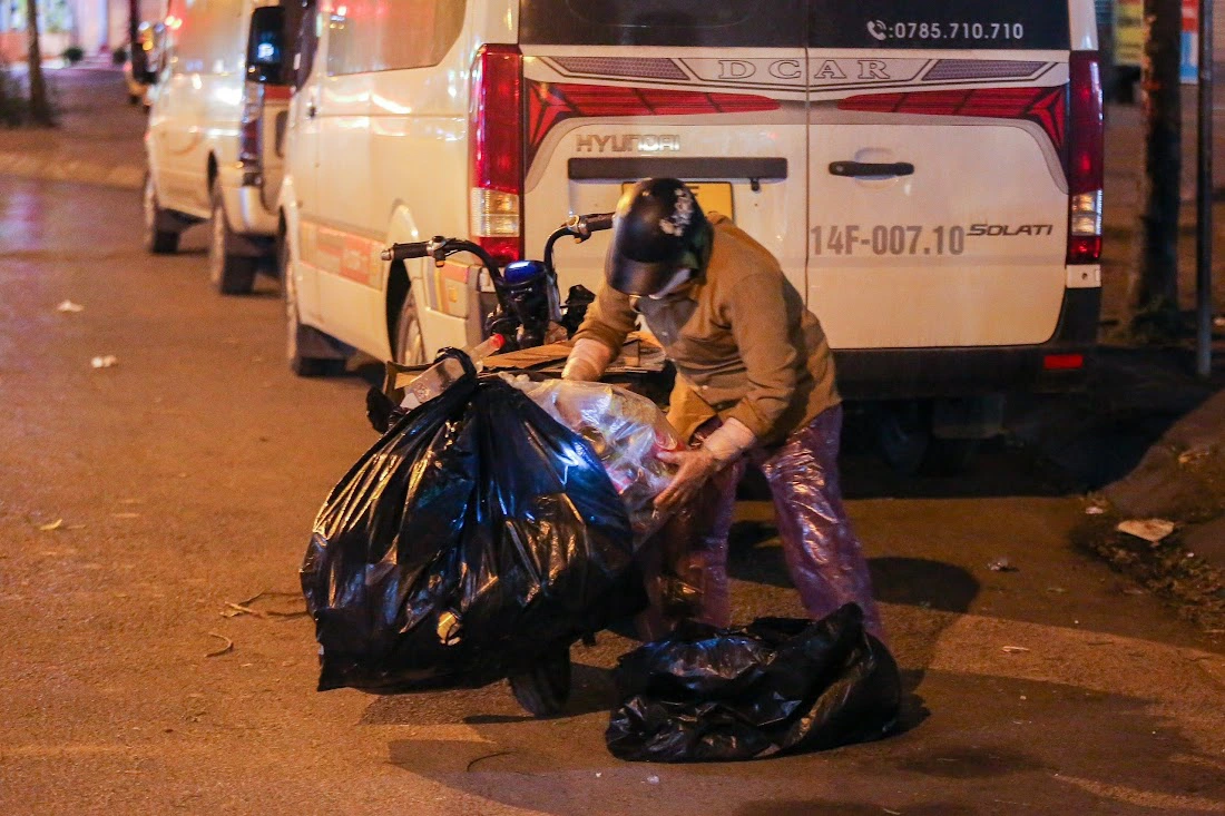 Người vô gia cư, lao động mưu sinh co ro ở vỉa hè Hà Nội trong rét buốt - Ảnh 11.