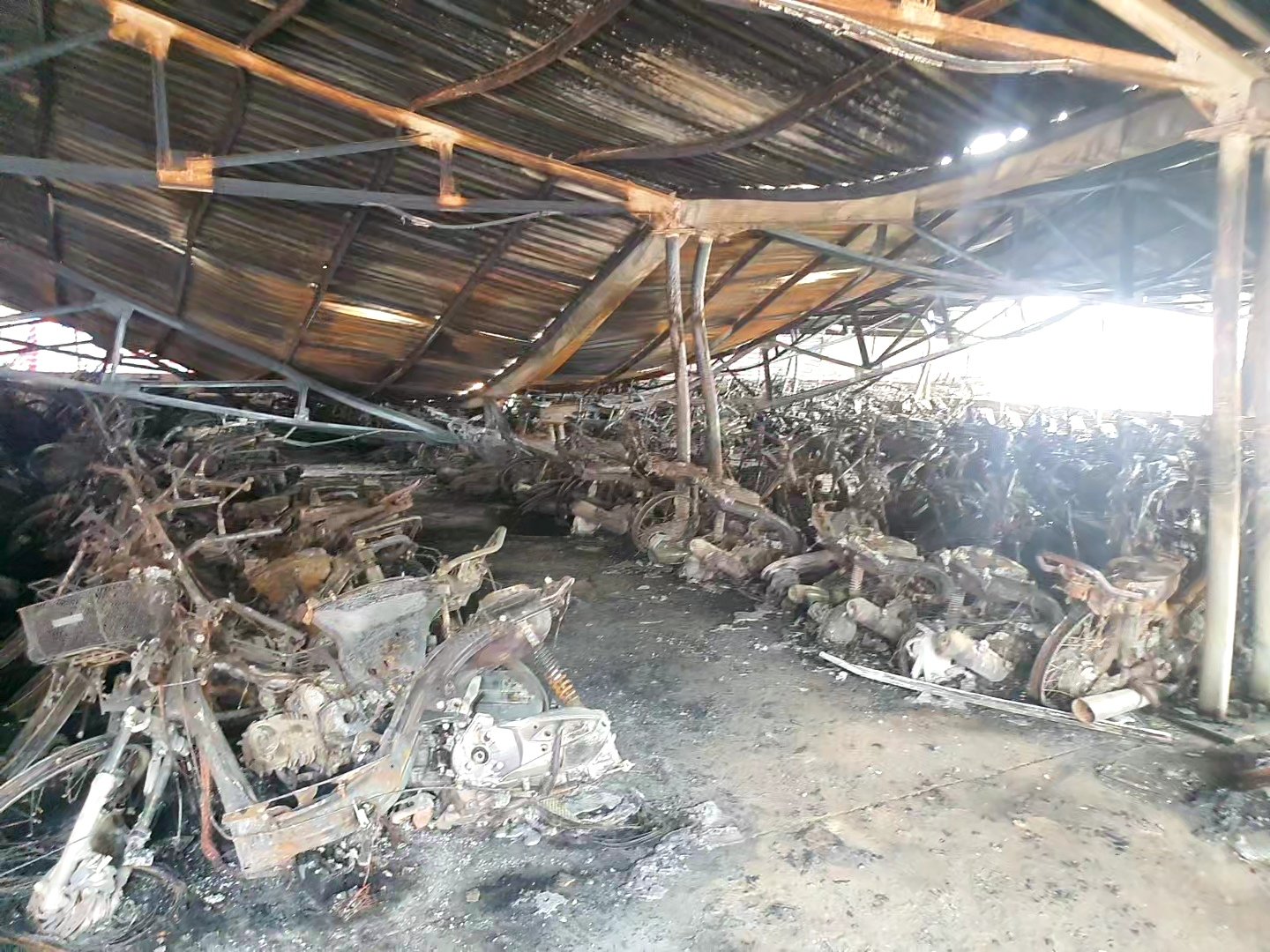 Vụ hoả hoạn thiêu rụi hàng trăm xe của sinh viên sẽ được xử lý như thế nào? - Ảnh 1. Vụ hoả hoạn thiêu rụi hàng trăm xe của sinh viên sẽ được xử lý như thế nào? - Ảnh 1.