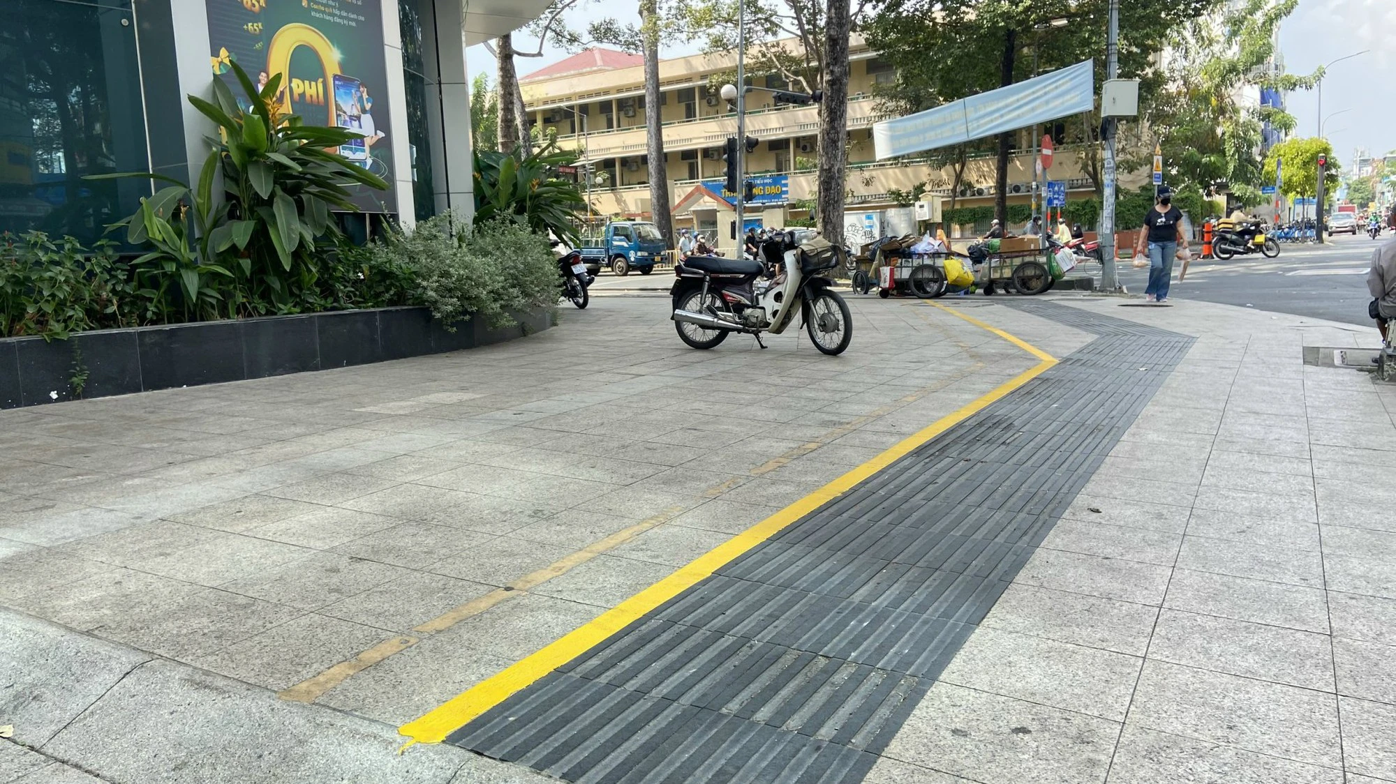 TP.HCM hối hả trước giấc mơ khởi nghiệp vỉa hè của người nghèo - Ảnh 1.