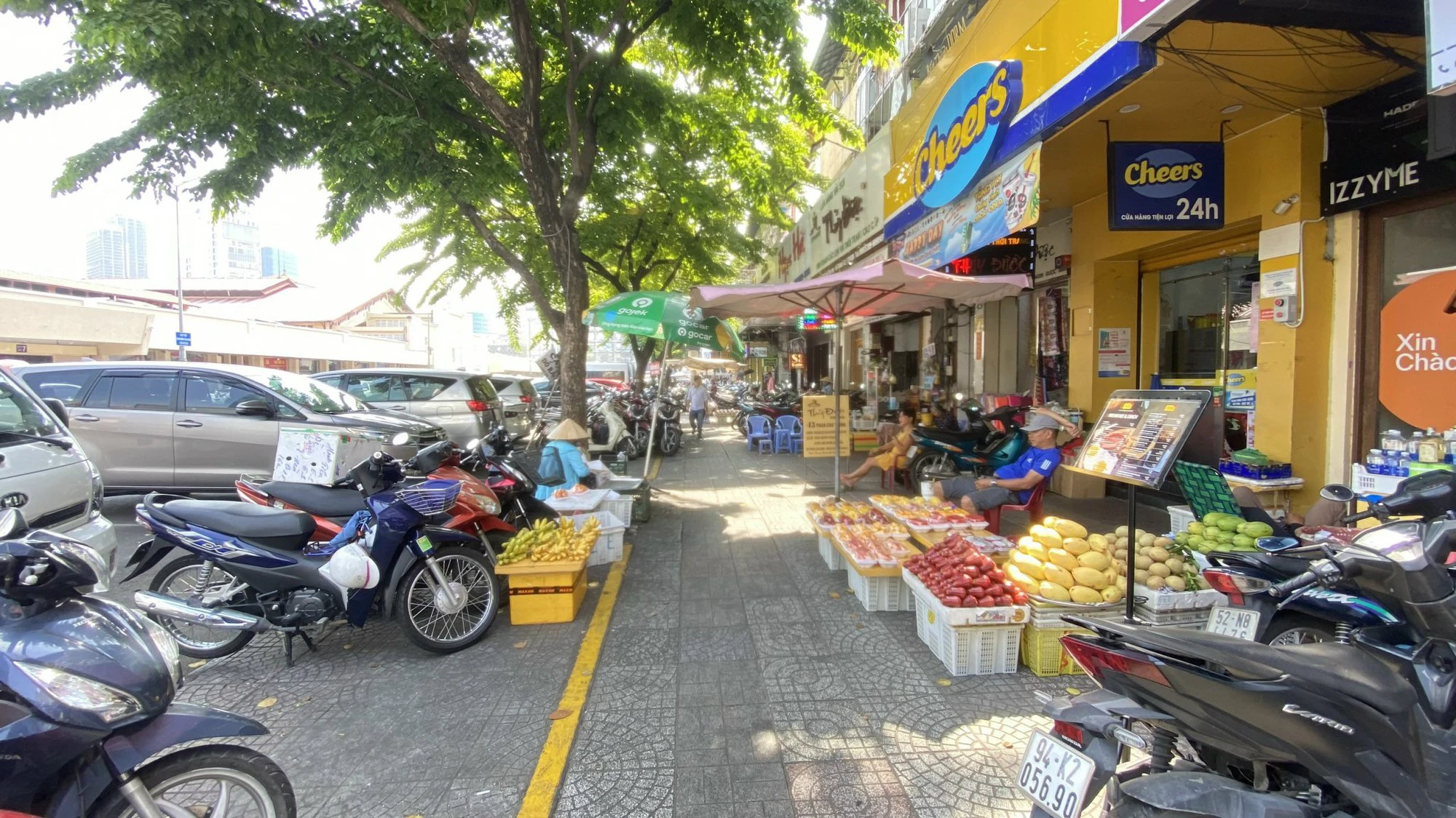 TP.HCM hối hả trước giấc mơ khởi nghiệp vỉa hè của người nghèo - Ảnh 3.
