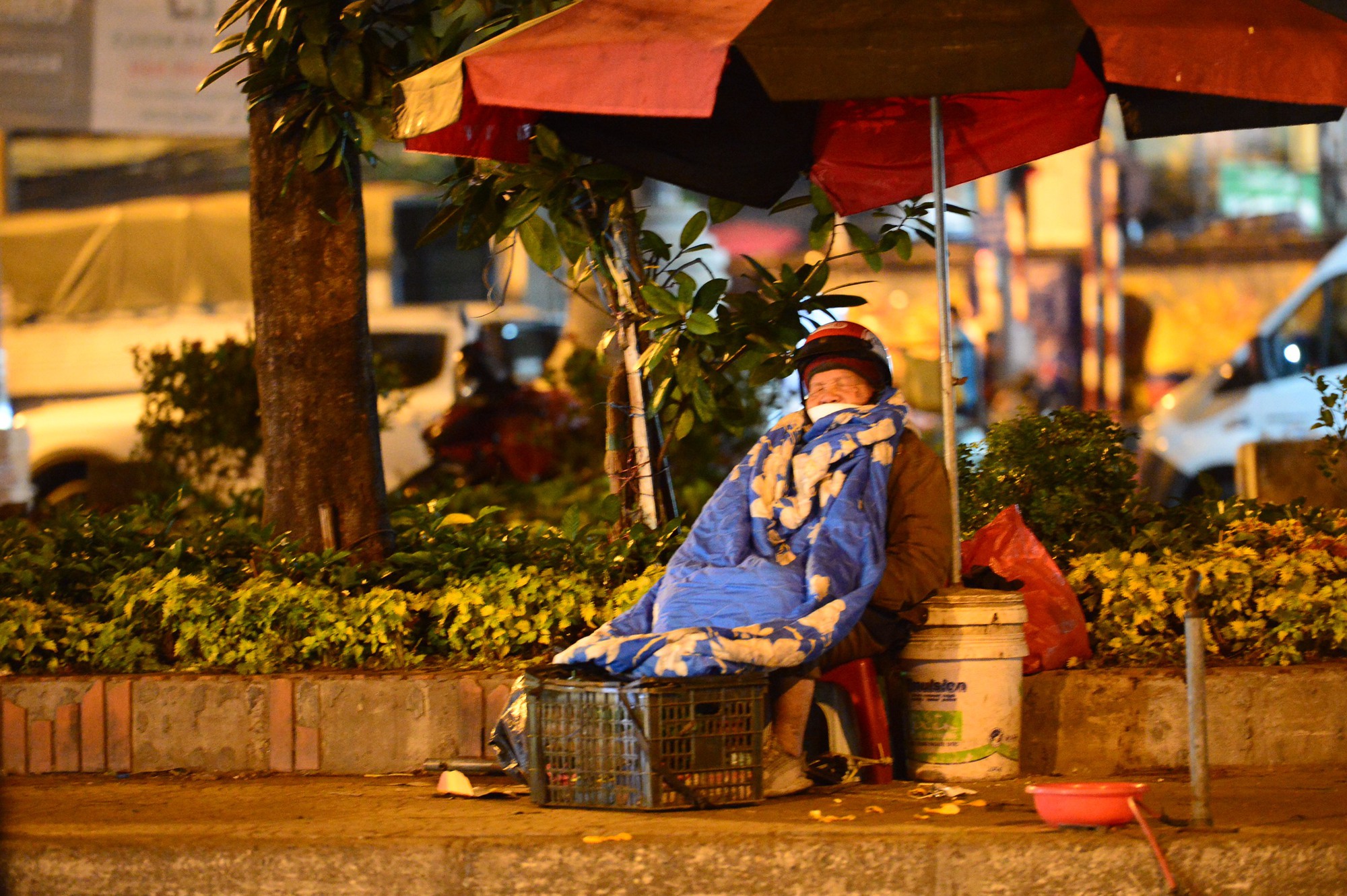 Người vô gia cư, lao động mưu sinh co ro ở vỉa hè Hà Nội trong rét buốt - Ảnh 3.