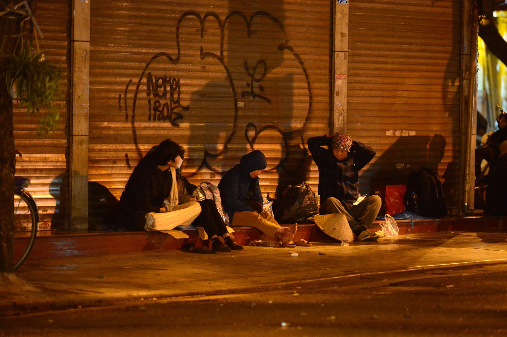 Người vô gia cư, lao động mưu sinh co ro ở vỉa hè Hà Nội trong rét buốt - Ảnh 2.