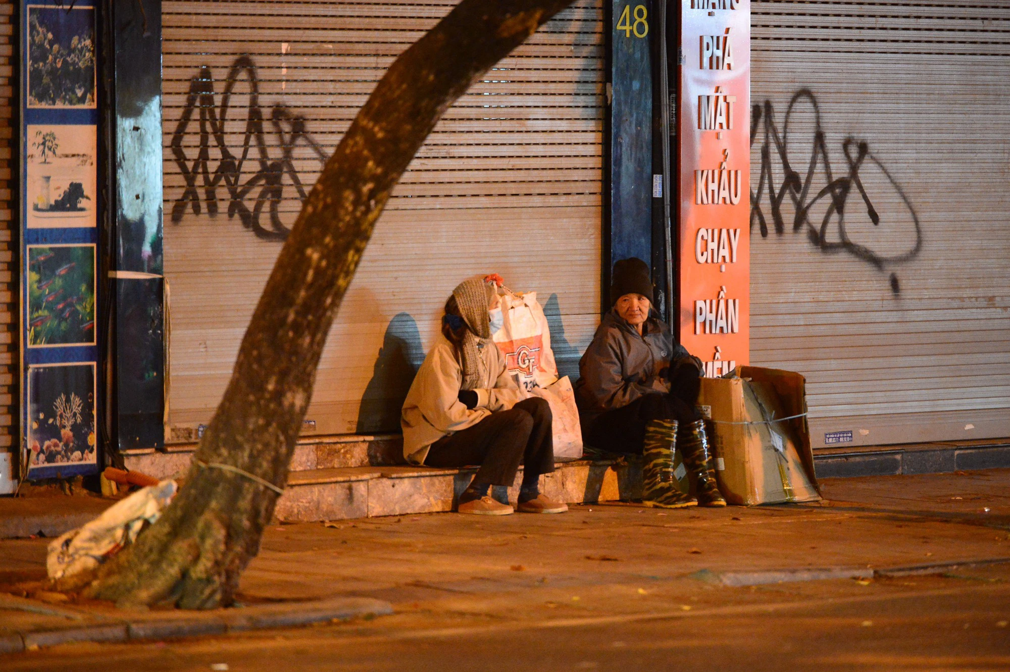 Người vô gia cư, lao động mưu sinh co ro ở vỉa hè Hà Nội trong rét buốt - Ảnh 9.