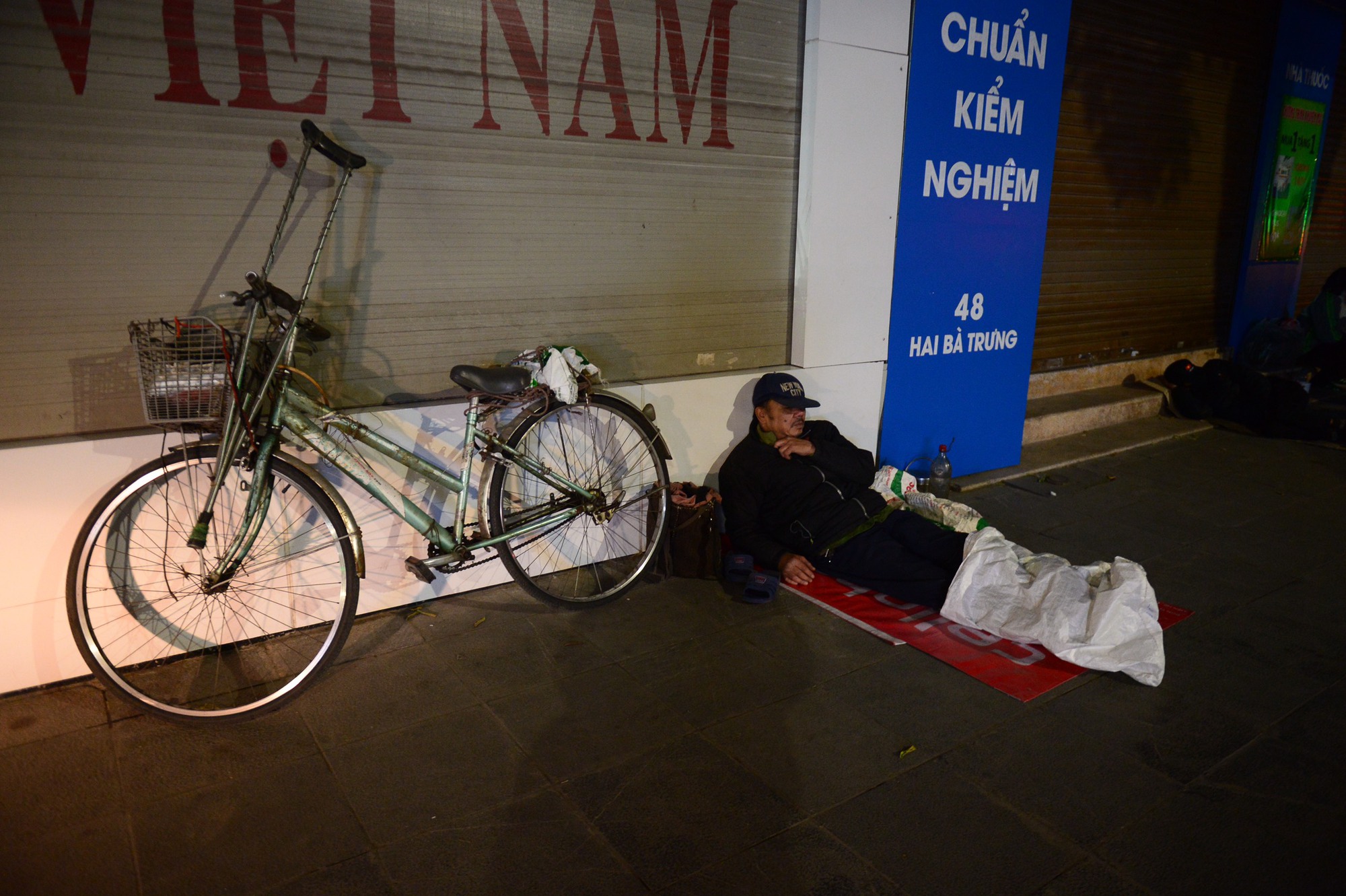 Người vô gia cư, lao động mưu sinh co ro ở vỉa hè Hà Nội trong rét buốt - Ảnh 8.