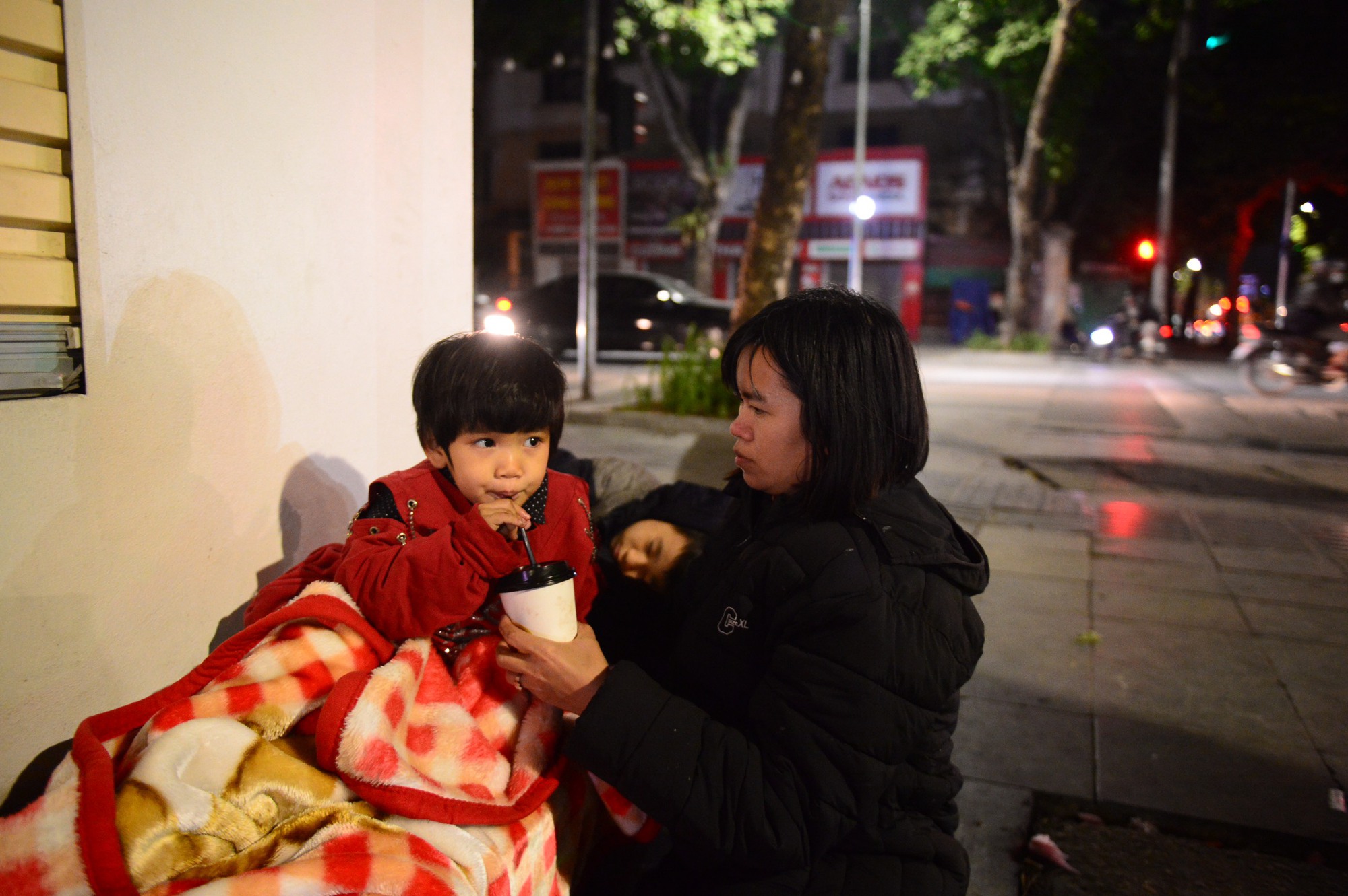 Người vô gia cư, lao động mưu sinh co ro ở vỉa hè Hà Nội trong rét buốt - Ảnh 7.