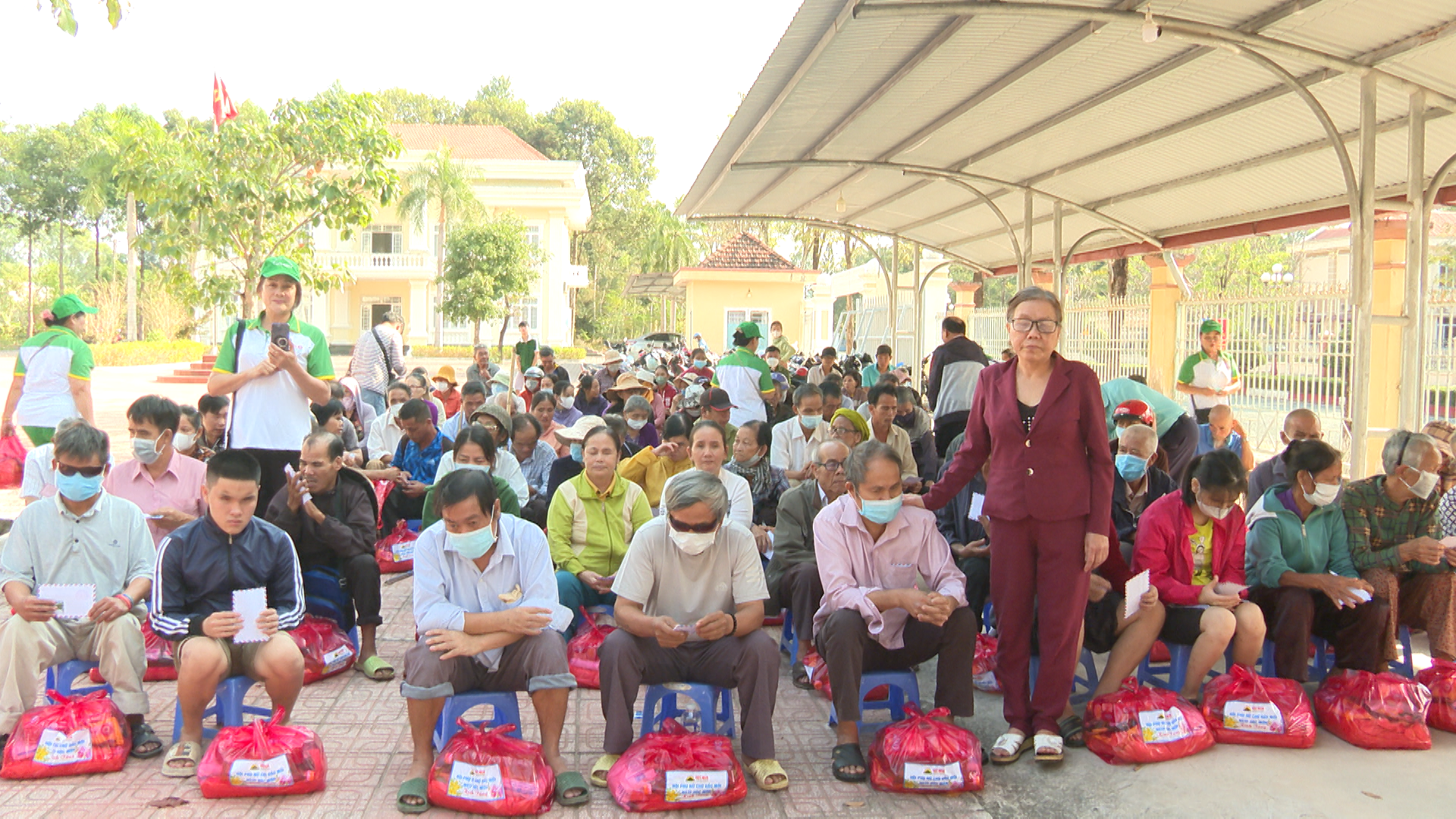Chơn Thành – Bình Phước: Tặng quà tết cho 106 hội viên người mù