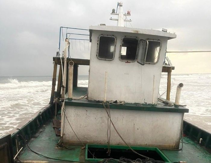 Phát hiện ‘tàu lạ’ không người lái trôi dạt bờ biển Quảng Trị