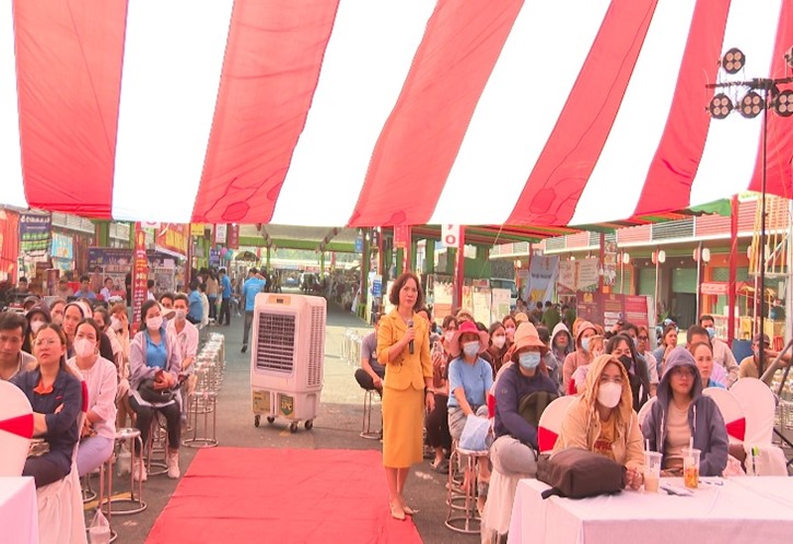 Bình Phước: Hội LHPN thị xã Chơn Thành phối hợp với Công đoàn các khu công nghiệp tỉnh tuyên truyền pháp luật cho công đoàn viên