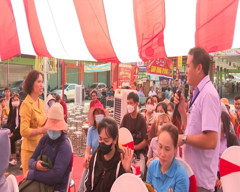 Bình Phước: Hội LHPN thị xã Chơn Thành phối hợp với Công đoàn các khu công nghiệp tỉnh tuyên truyền pháp luật cho công đoàn viên