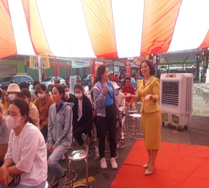 Bình Phước: Hội LHPN thị xã Chơn Thành phối hợp với Công đoàn các khu công nghiệp tỉnh tuyên truyền pháp luật cho công đoàn viên