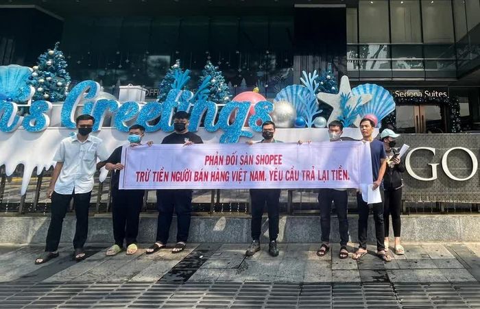 Chủ shop căng băng rôn trước văn phòng Shopee đòi tiền