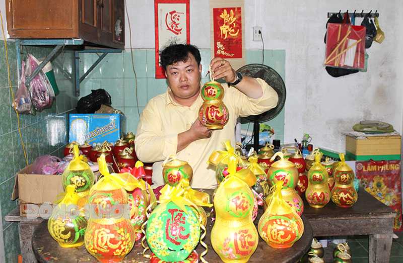 Viết chữ thư pháp trên rượu dừa