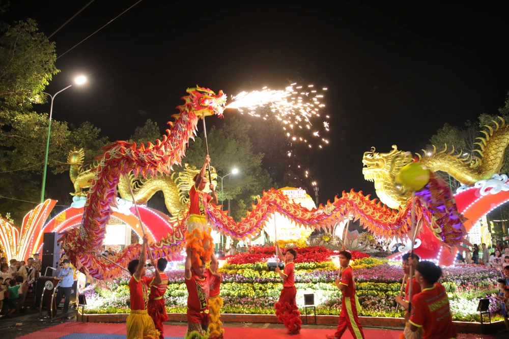 Biểu diễn văn nghệ, lân, sư, rồng trước giờ khai mạc đường hoa 1-8152.jpg