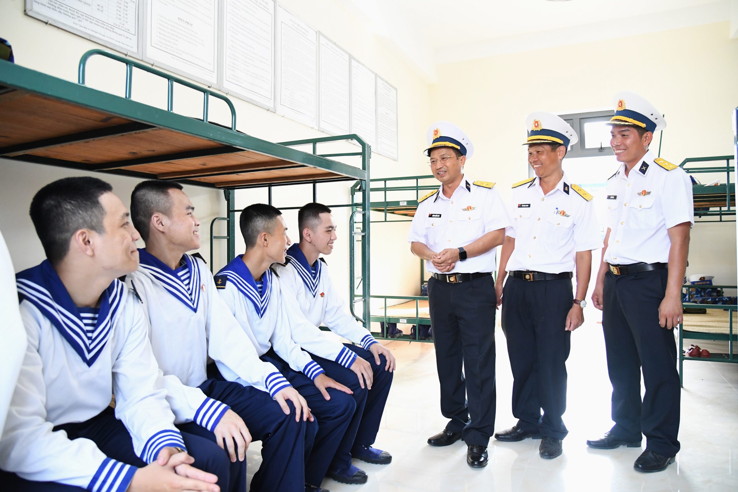 Đoàn công tác Bộ Tư lệnh Vùng 5 Hải quân thăm, động viên chiến sĩ mới Tiểu đoàn 563