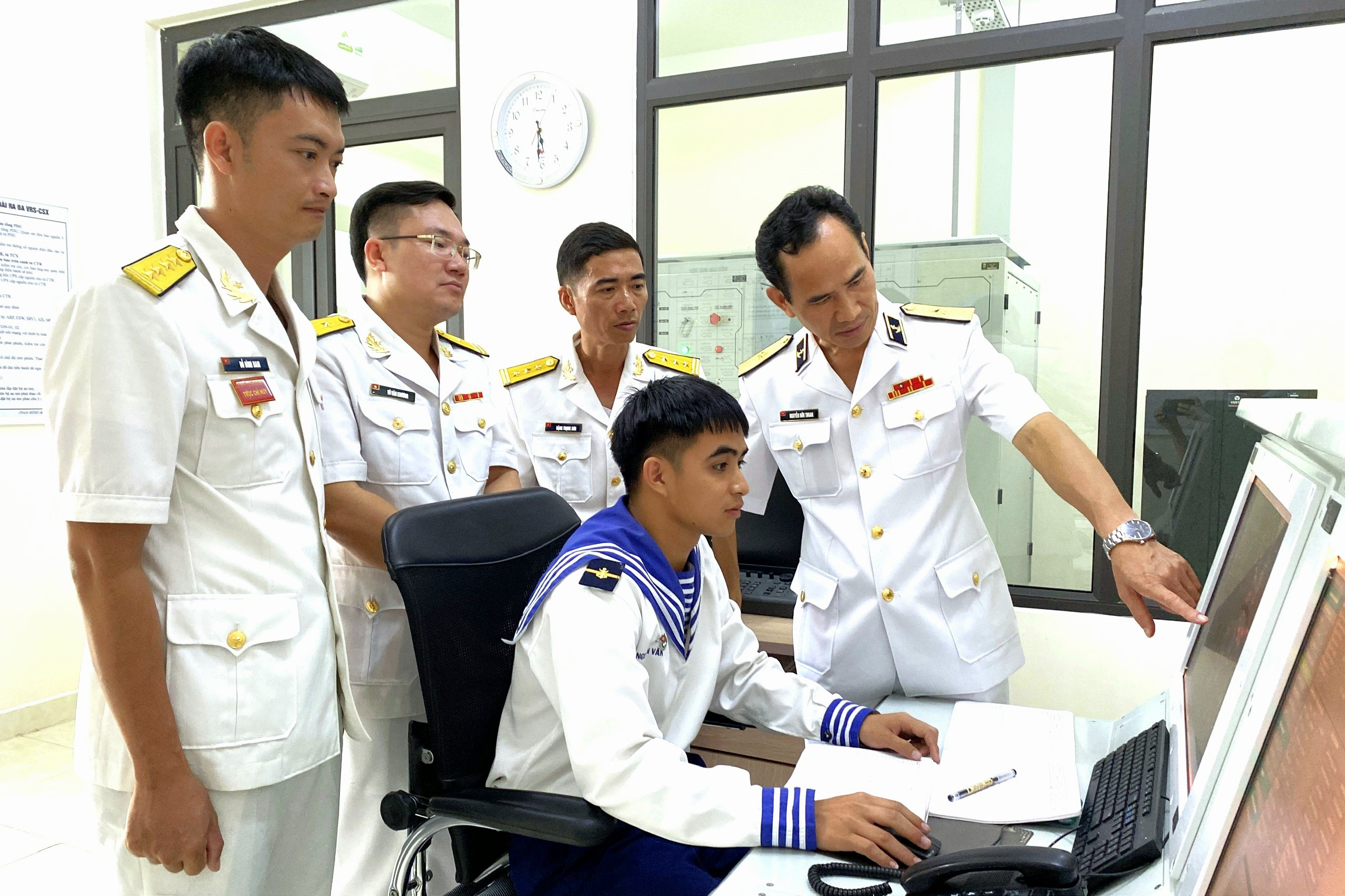 Chính ủy Vùng 5 Hải quân thăm, chúc Tết các đơn vị